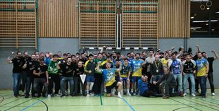 Holger Breitenbacher (knieend) wird von seinen Spielern und ehemaligen Schützlingen in der Holzgerlinger Schönbuchhalle gebührend verabschiedet.